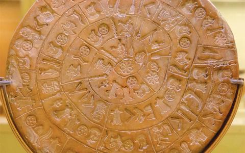 Ο Δίσκος της Φαιστού χρονολογείται πιθανώς στον 17ο αιώνα π.Χ. και έχει κατασκευαστεί από πηλό.
