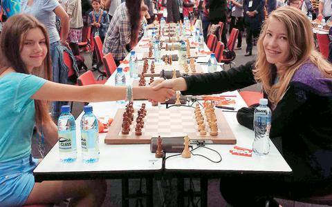 Φωτογραφία από τον τελευταίο αγώνα του Παγκόσμιου Πρωταθλήματος που ολοκληρώθηκε χθες. Η Σταυρούλα Τσολακίδου (δεξιά) με τη Σλοβάκα σκακίστρια Βερόνικα Γκαζίκοβα.