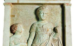 Η ενεπίγραφη στήλη της Αντιγόνας, η εξωτερική όψη του μνημείου αλλά και ειδώλιο που βρέθηκε στον τάφο