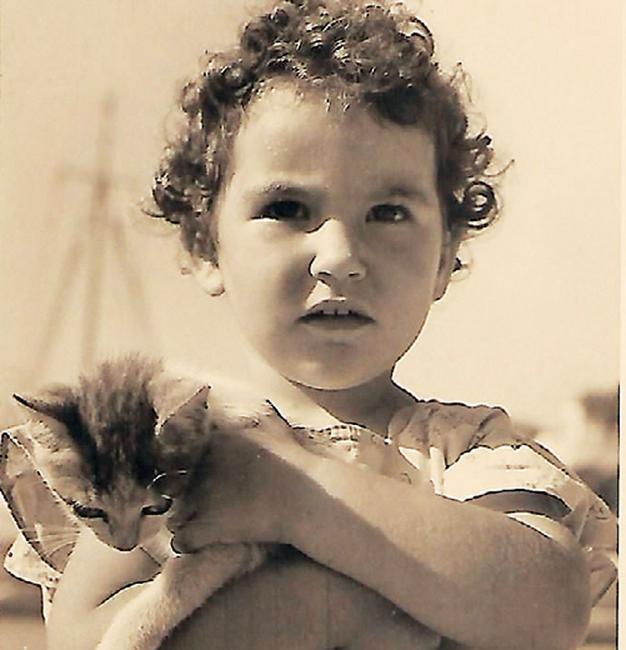 Η κ. Αννα Δεληγιάννη, παλιά Σκιαθίτισσα, φωτογραφημένη το 1954. Σήμερα διηγείται στο «Εθνος» αναμνήσεις από τη ζωή στο νησί τη δεκαετία του '60.